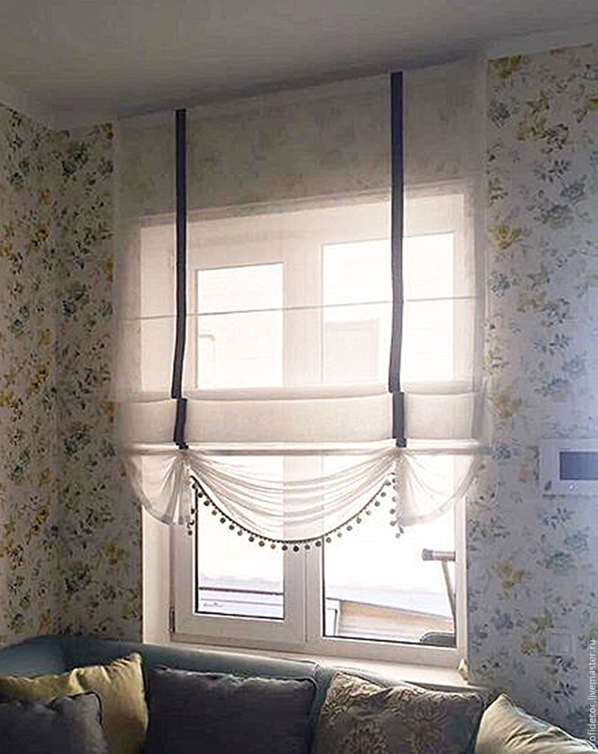 римские шторы в интерьере спальни с тюлью